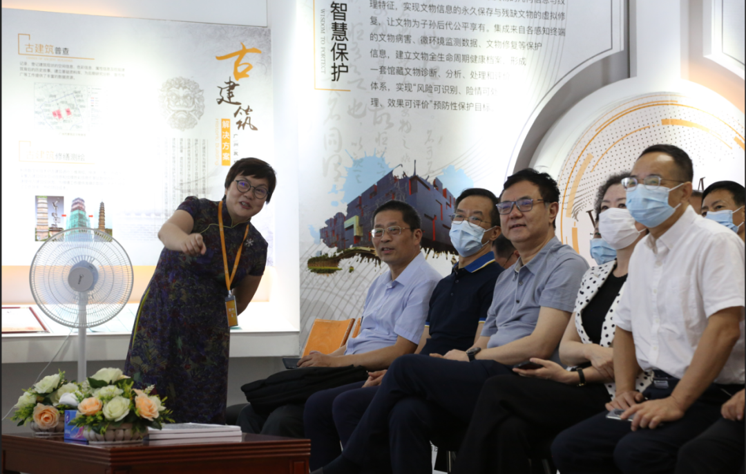 调研组认真听取广州欧科关于数字文化新业态的汇报与展示